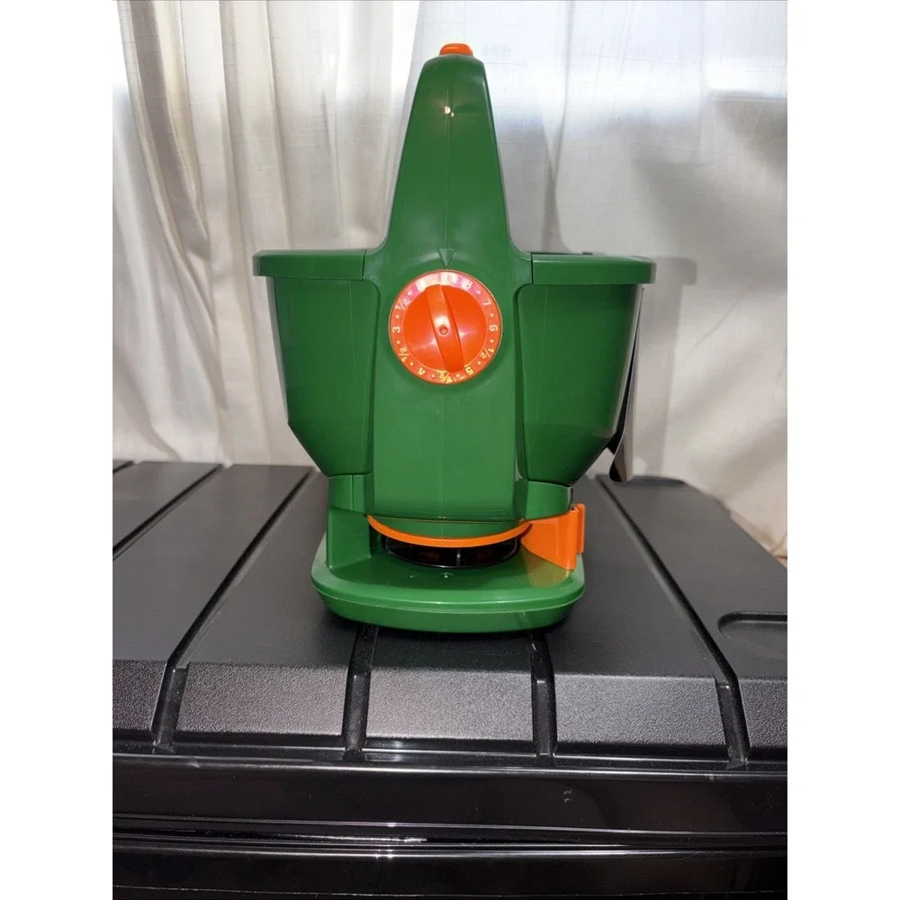 Scotts Wizz Hand Spreader for Seed Fertilizer & Ice Melt- Covers 2,500 Sq Ft NEW